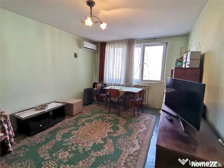 Apartament cu 3 camere decomandat în Alexandriei