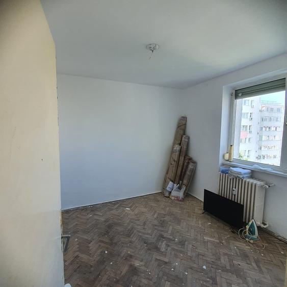 Apartament cu 3 camere semidecomandat în Mihai Bravu