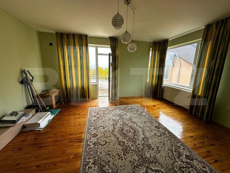 Casă individuală cu 8 camere cu Canalizare în Cetate