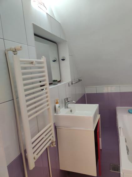 Casă individuală cu 7 camere cu Canalizare în Vatra Luminoasă