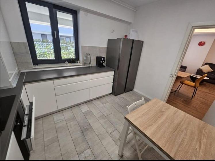 Apartament cu 4 camere decomandat, mobilat în Băneasa