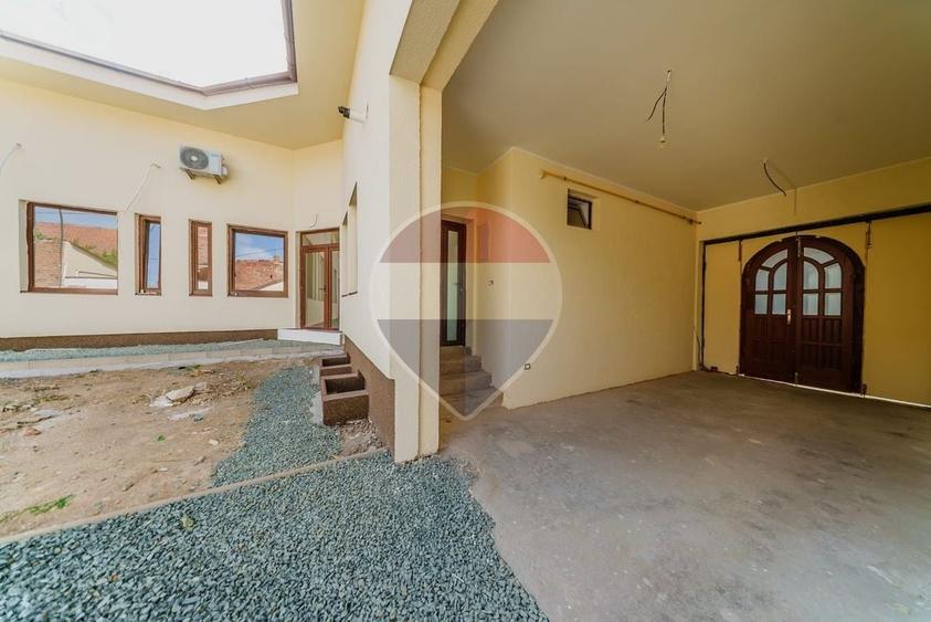 Casă individuală cu 5 camere cu Teren 403 Mp în Central
