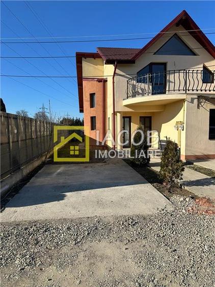 Apartament cu 3 camere decomandat în Calea Moldovei