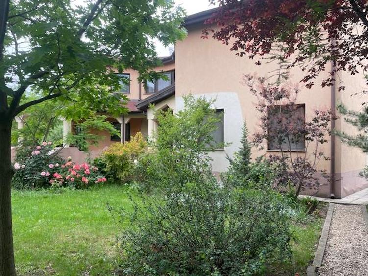 Casă individuală cu 6 camere cu Canalizare în Pipera