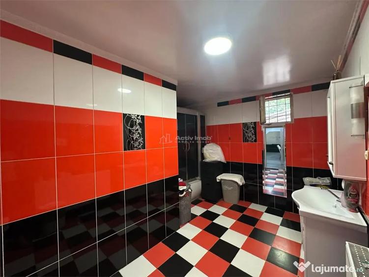 Casă cu 6 camere cu Teren 238 Mp în Central