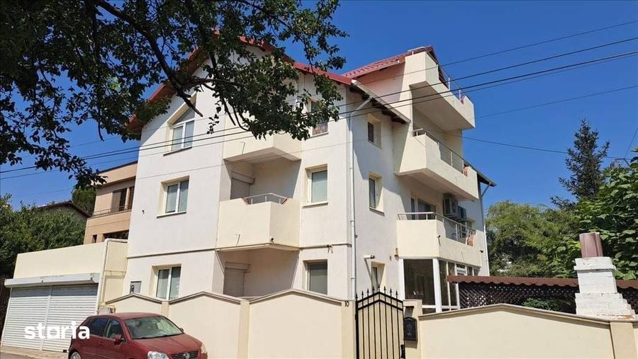 Casă cu 8 camere cu Teren 560 Mp în Central