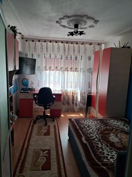 Apartament cu 4 camere decomandat în Central