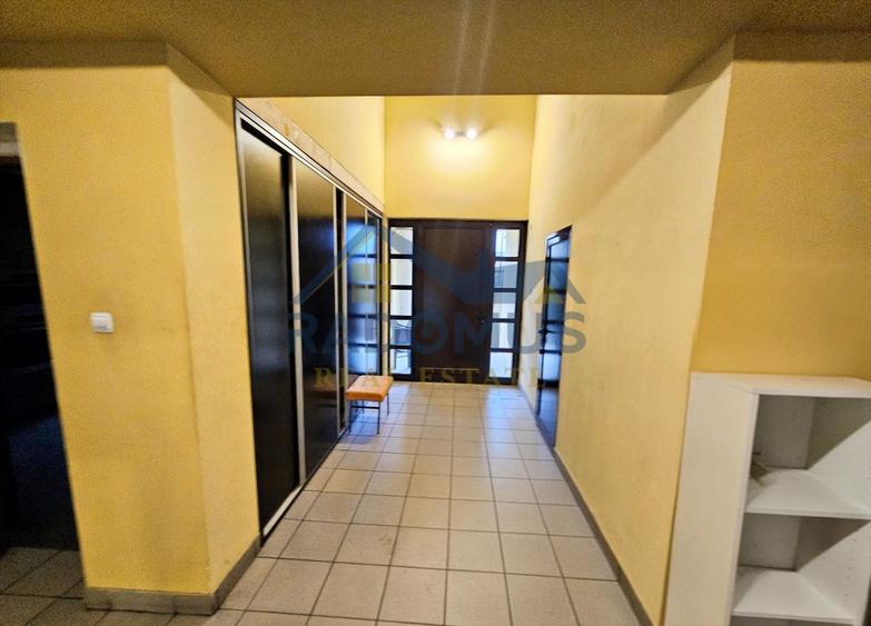 Casă individuală cu 8 camere cu Canalizare în Republicii