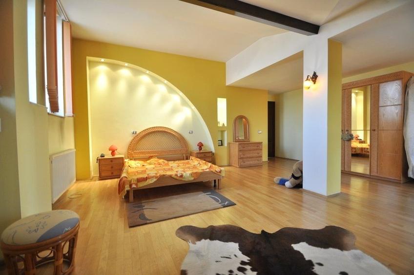 Casă individuală cu 10 camere cu Canalizare în Transilvaniei