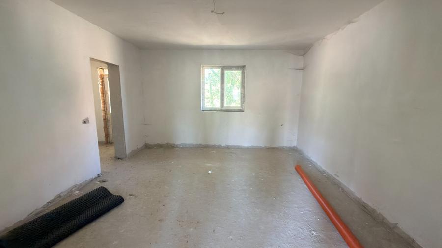 Casă cu 7 camere cu Teren 380 Mp în Poplaca