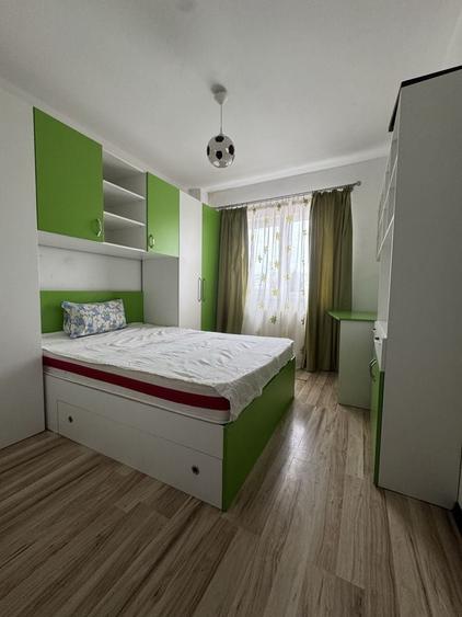 Apartament cu 3 camere semidecomandat în Letea