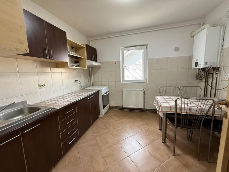 Apartament cu 3 camere decomandat, mobilat în Complex Studențesc
