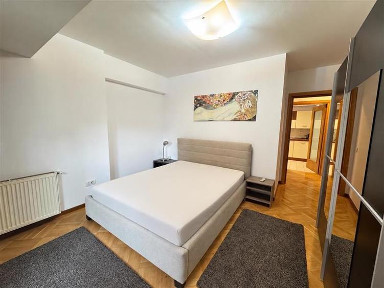 Apartament cu 3 camere semidecomandat în Herăstrău