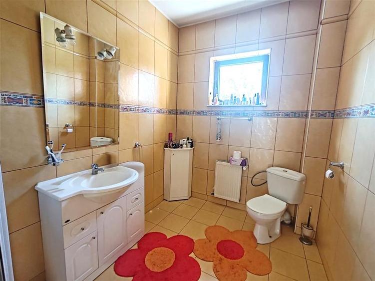 Casă individuală cu 9 camere cu Teren 800 Mp în Hărman