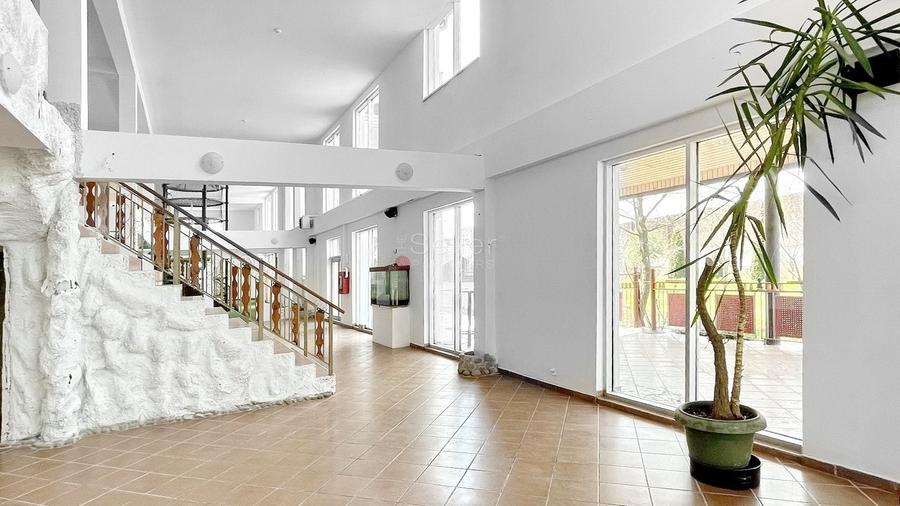 Spațiu comercial, de 1,800 mp, în 13 Decembrie