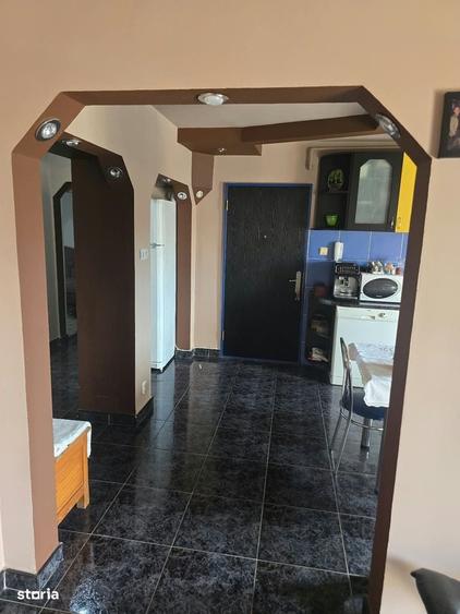 Apartament cu 4 camere decomandat în Micro 16