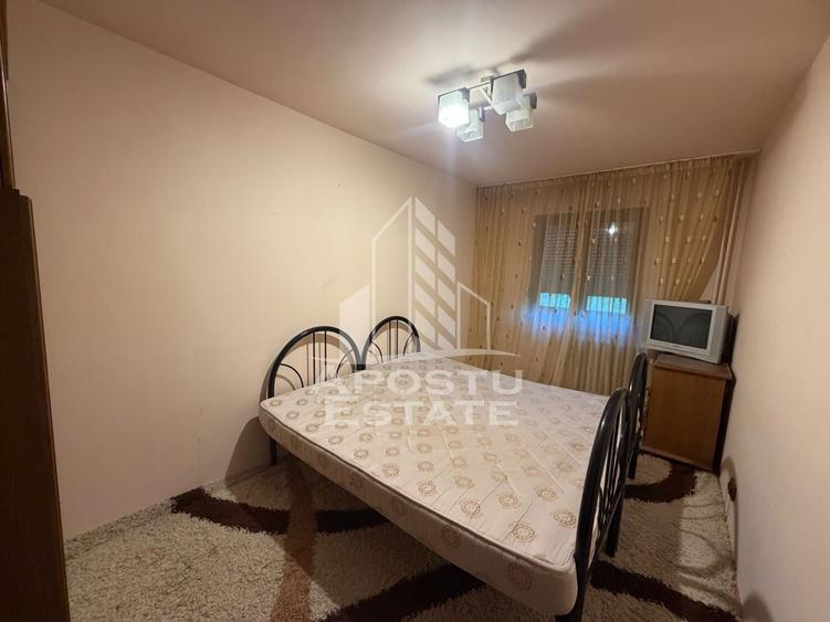 Apartament cu 3 camere semidecomandat, mobilat în Dacia