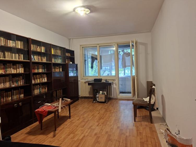 Apartament cu 3 camere decomandat în Dristor