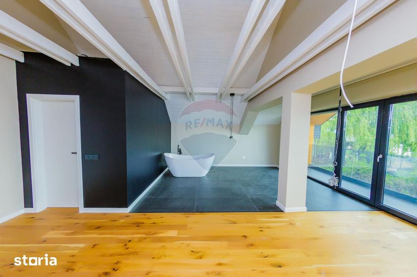 Casă cu 6 camere cu Teren 5483 Mp în Apa