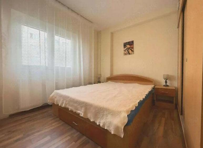 Apartament cu 3 camere decomandat în Tineretului — fotografia 2