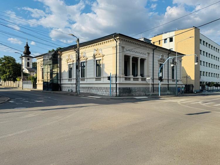 Birou, de 400 mp, în Central