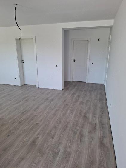 Casă cu 7 camere cu Teren 425 Mp în Exterior Vest