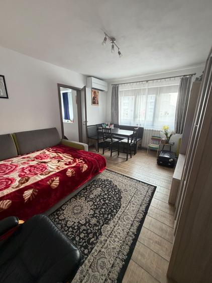 Apartament cu 3 camere semidecomandat în Central