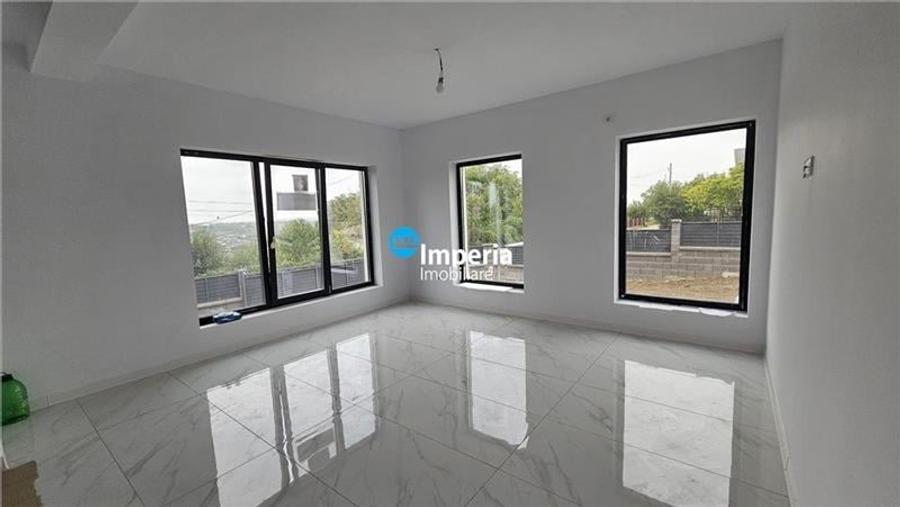 Duplex cu 4 camere cu Canalizare în Bucium
