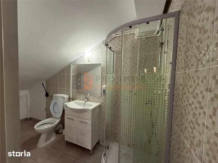 Casă cu 8 camere decomandat cu Teren 30 Mp în Siriu