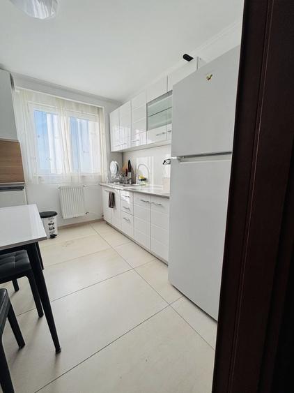 Apartament cu 3 camere decomandat, mobilat în Rogerius