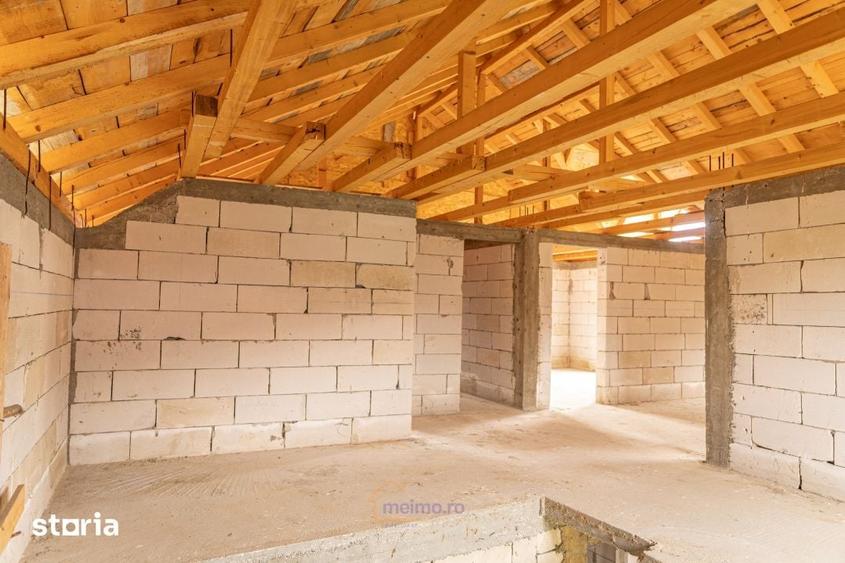 Casă cu 5 camere cu Teren 1440 Mp în Poduri