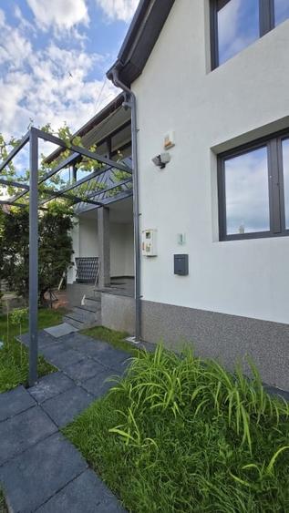 Casă individuală cu 7 camere cu Canalizare în Dâmbul Rotund