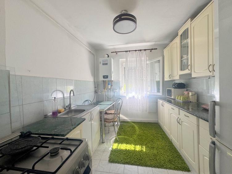 Apartament cu 3 camere semidecomandat, mobilat în Girocului