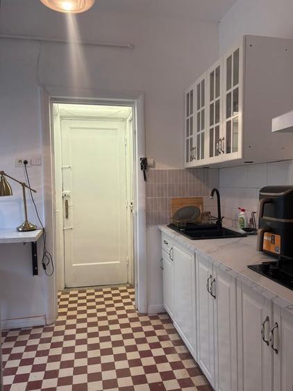 Apartament cu 4 camere decomandat în Calea Victoriei