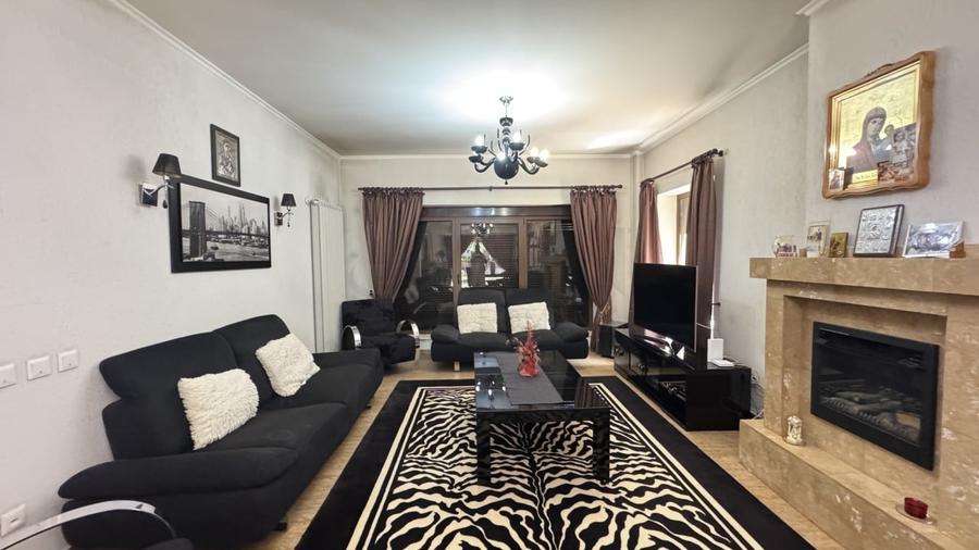 Casă individuală cu 5 camere cu Teren 700 Mp în Central