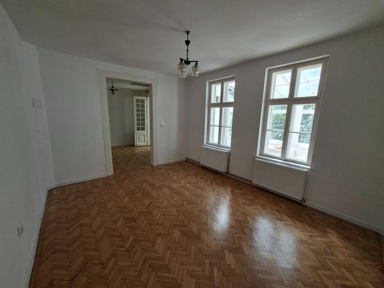 Casă cu 2 camere semidecomandat cu Teren 200 Mp în Central