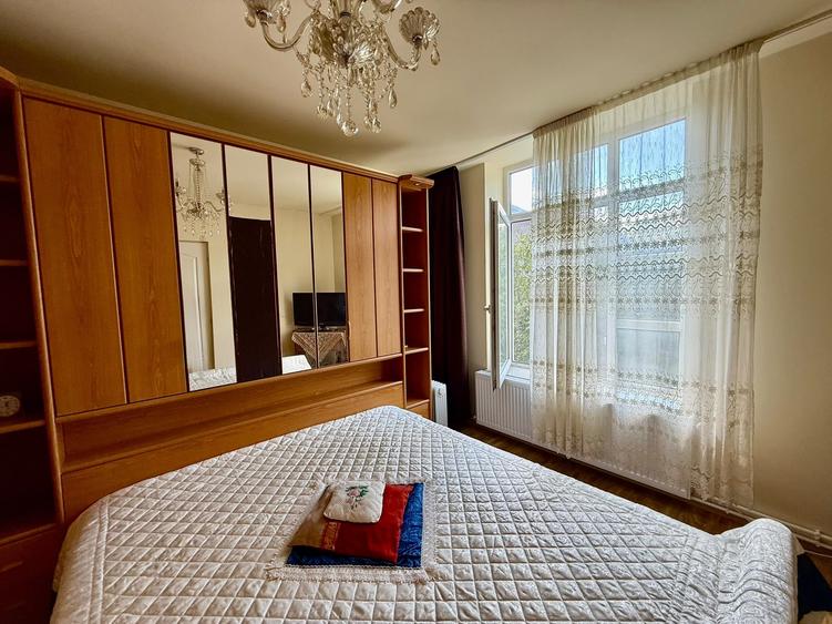 Casă cu 10 camere cu Teren 650 Mp în Călugareni