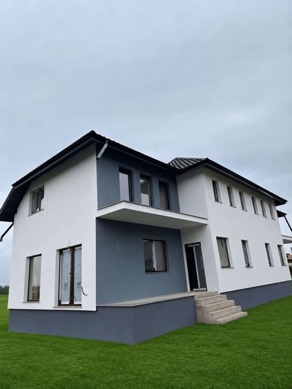Casă cu 4 camere decomandat în Central