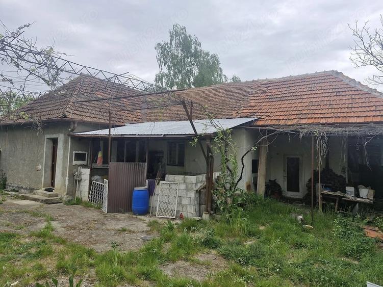 Casă cu 2 camere cu Teren 4561 Mp în Hidiș