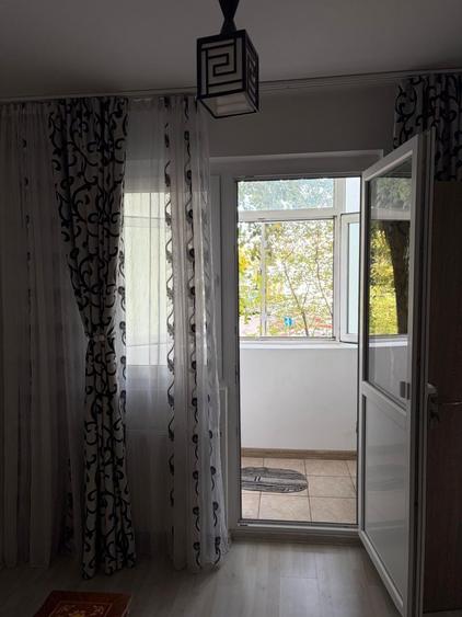 Apartament cu 3 camere semidecomandat în Banat