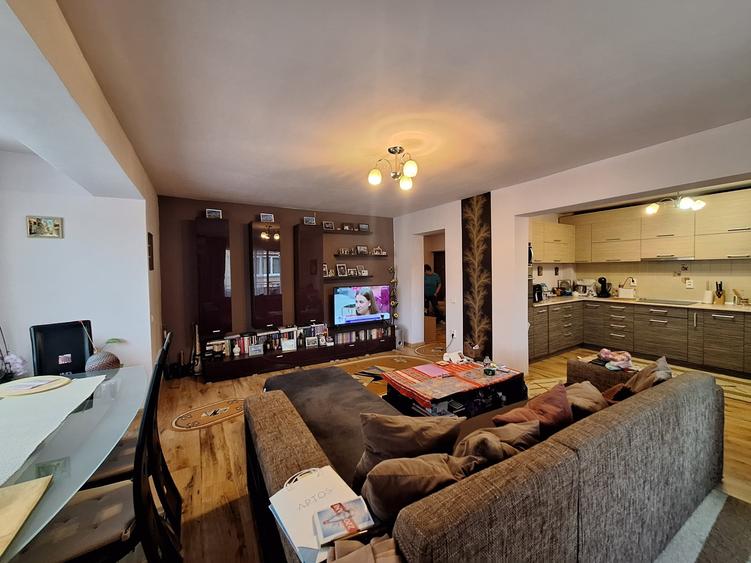 Apartament cu 2 camere semidecomandat, mobilat în Florești