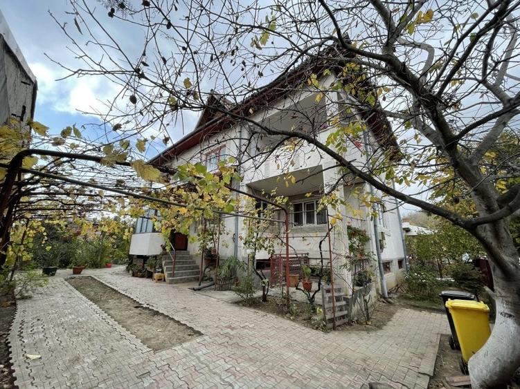 Casă individuală cu 10 camere cu Teren 825 Mp în Orașul de Jos