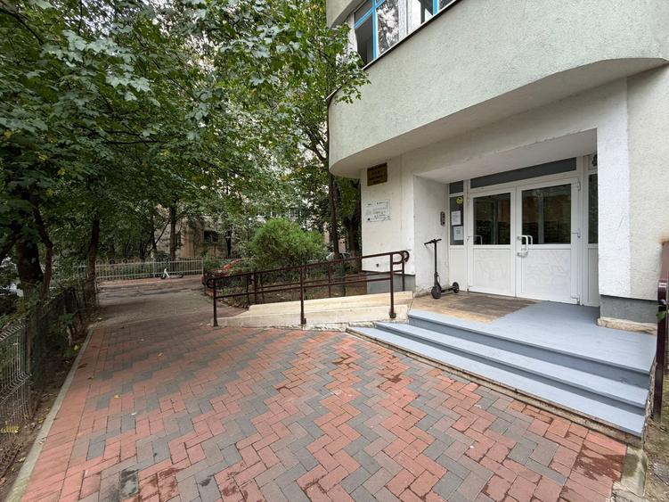 Garsonieră decomandată în Titan