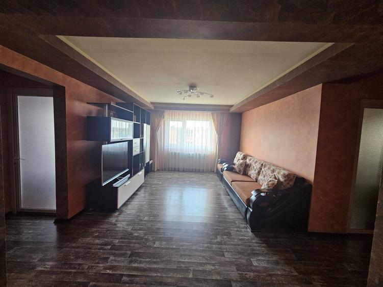 Apartament cu 4 camere decomandat în Central