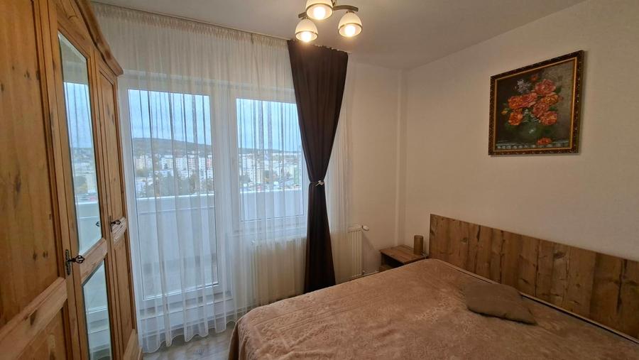 Apartament cu 3 camere decomandat în Corina