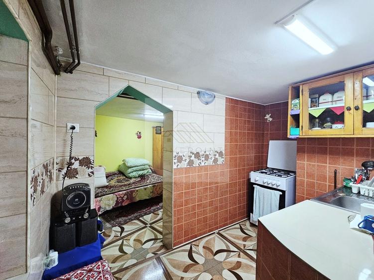 Casă individuală cu 6 camere cu Canalizare în Central