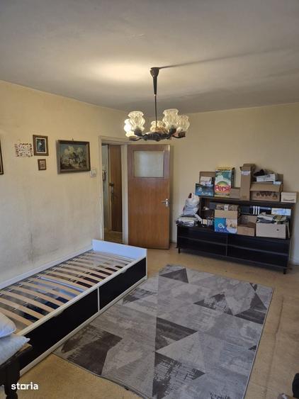 Apartament cu 4 camere decomandat în Drumul Taberei