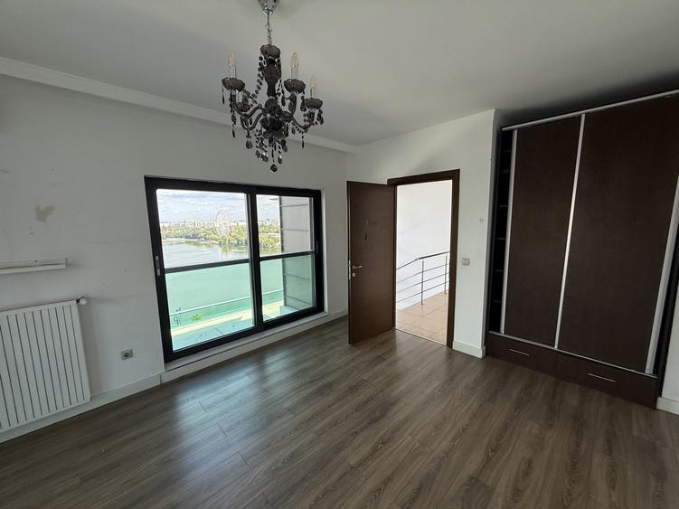 Penthouse cu 5 camere decomandat în Lacul Tei