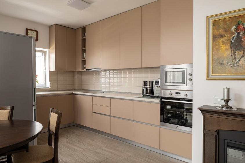 Apartament cu 3 camere decomandat, mobilat în Tractorul