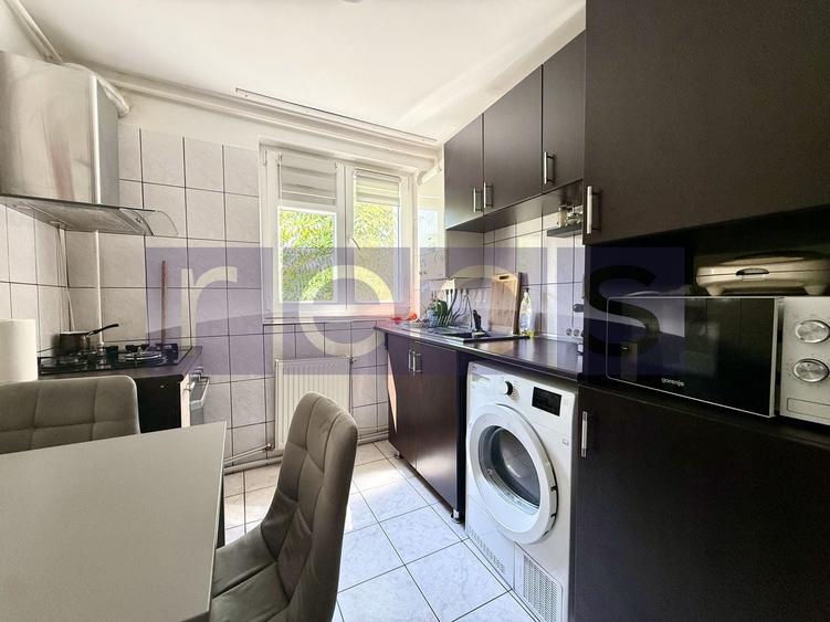 Apartament cu 3 camere semidecomandat, mobilat în Vitan